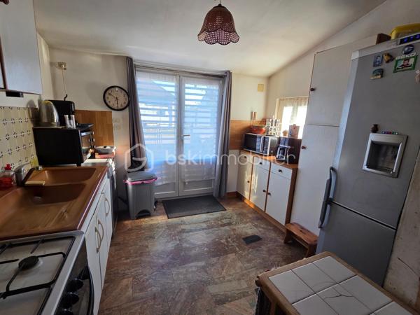 Jolie Maison de village de 88 m² à Vaux d’Amognes

Amoureux des jolis coins de campagne, sur la commune de Vaux d’Amognes, nous vous présentons cette magnifique maison de village de 88 m² habitables, implantée sur un terrain de 1 360 m². Elle propose 4 pièces dont 2 chambres, réparties comme suit : une entrée avec cuisine, un salon, un séjour, deux chambres, un bureau et une salle d’eau, complétés par un garage.
L’entrée dessert une cuisine aménagée, ouverte sur un salon de 28 m². Le salon dessert un séjour de 14 m², un bureau, ainsi qu’une salle d’eau avec wc, le séjour dessert une chambre de 15m², le bureau mène à une seconde chambre de 9m².

Elle dispose d’huisseries en PVC double vitrage avec volets roulants motorisés ou volets standards en PVC, ainsi que d’un double mode de chauffage, pompe à chaleur air-air et un poêle à bois, ainsi qu'un ballon production d’eau chaude. Cette maison bénéficie d’un bon diagnostic de performance énergétique en classe C (donc économique) et d’une émission de gaz à effet de serre en classe A (donc écologique). Les sols sont en linoléum, en tomette, en carrelage (salle d'eau) et en parquet et moquette(chambres). Sa toiture est en tuiles plates en terre cuite. 
Côté assainissement, la maison est équipée d’une fosse septique.

Côté extérieur, profitez d’un garage de 15 m², d’une dépendance, d’une petite terrasse, ainsi que d’un terrain de 1 360 m², en pleine campagne.

Les plus de cette maison : sa situation en pleine campagne,, son terrain de 1 360 m², son salon de 28 m², son garage de 15 m², sa dépendance, ainsi que son double mode de chauffage, pompe à chaleur air-air et poêle à bois.

Des photos supplémentaires sont disponibles sur BSK IMMOBILIER, rubrique Nos conseillers, Olivier FRESLON.
Pour tout renseignement complémentaire ou pour une visite, contactez moi au 07 62 78 13 13 .

Une maison de village au calme de la campagne, avec terrain, à découvrir sans tarder : ne passez pas à côté de cette opportunité à Vaux d’Amognes !