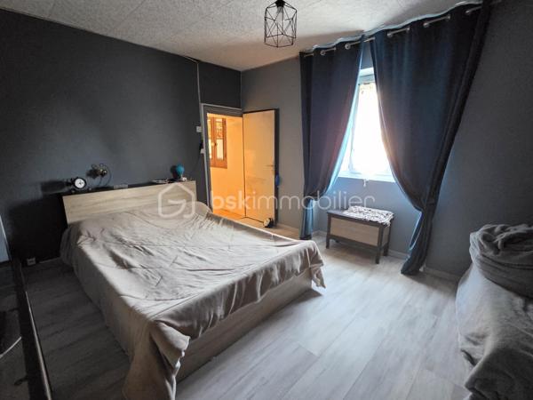 Jolie Maison de village de 88 m² à Vaux d’Amognes

Amoureux des jolis coins de campagne, sur la commune de Vaux d’Amognes, nous vous présentons cette magnifique maison de village de 88 m² habitables, implantée sur un terrain de 1 360 m². Elle propose 4 pièces dont 2 chambres, réparties comme suit : une entrée avec cuisine, un salon, un séjour, deux chambres, un bureau et une salle d’eau, complétés par un garage.
L’entrée dessert une cuisine aménagée, ouverte sur un salon de 28 m². Le salon dessert un séjour de 14 m², un bureau, ainsi qu’une salle d’eau avec wc, le séjour dessert une chambre de 15m², le bureau mène à une seconde chambre de 9m².

Elle dispose d’huisseries en PVC double vitrage avec volets roulants motorisés ou volets standards en PVC, ainsi que d’un double mode de chauffage, pompe à chaleur air-air et un poêle à bois, ainsi qu'un ballon production d’eau chaude. Cette maison bénéficie d’un bon diagnostic de performance énergétique en classe C (donc économique) et d’une émission de gaz à effet de serre en classe A (donc écologique). Les sols sont en linoléum, en tomette, en carrelage (salle d'eau) et en parquet et moquette(chambres). Sa toiture est en tuiles plates en terre cuite. 
Côté assainissement, la maison est équipée d’une fosse septique.

Côté extérieur, profitez d’un garage de 15 m², d’une dépendance, d’une petite terrasse, ainsi que d’un terrain de 1 360 m², en pleine campagne.

Les plus de cette maison : sa situation en pleine campagne,, son terrain de 1 360 m², son salon de 28 m², son garage de 15 m², sa dépendance, ainsi que son double mode de chauffage, pompe à chaleur air-air et poêle à bois.

Des photos supplémentaires sont disponibles sur BSK IMMOBILIER, rubrique Nos conseillers, Olivier FRESLON.
Pour tout renseignement complémentaire ou pour une visite, contactez moi au 07 62 78 13 13 .

Une maison de village au calme de la campagne, avec terrain, à découvrir sans tarder : ne passez pas à côté de cette opportunité à Vaux d’Amognes !