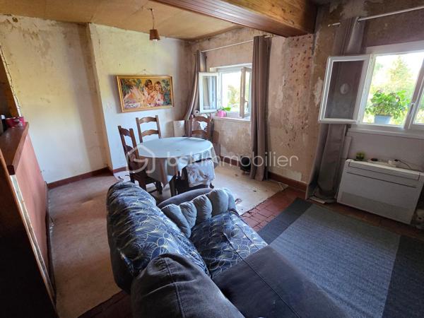 Jolie Maison de village de 88 m² à Vaux d’Amognes

Amoureux des jolis coins de campagne, sur la commune de Vaux d’Amognes, nous vous présentons cette magnifique maison de village de 88 m² habitables, implantée sur un terrain de 1 360 m². Elle propose 4 pièces dont 2 chambres, réparties comme suit : une entrée avec cuisine, un salon, un séjour, deux chambres, un bureau et une salle d’eau, complétés par un garage.
L’entrée dessert une cuisine aménagée, ouverte sur un salon de 28 m². Le salon dessert un séjour de 14 m², un bureau, ainsi qu’une salle d’eau avec wc, le séjour dessert une chambre de 15m², le bureau mène à une seconde chambre de 9m².

Elle dispose d’huisseries en PVC double vitrage avec volets roulants motorisés ou volets standards en PVC, ainsi que d’un double mode de chauffage, pompe à chaleur air-air et un poêle à bois, ainsi qu'un ballon production d’eau chaude. Cette maison bénéficie d’un bon diagnostic de performance énergétique en classe C (donc économique) et d’une émission de gaz à effet de serre en classe A (donc écologique). Les sols sont en linoléum, en tomette, en carrelage (salle d'eau) et en parquet et moquette(chambres). Sa toiture est en tuiles plates en terre cuite. 
Côté assainissement, la maison est équipée d’une fosse septique.

Côté extérieur, profitez d’un garage de 15 m², d’une dépendance, d’une petite terrasse, ainsi que d’un terrain de 1 360 m², en pleine campagne.

Les plus de cette maison : sa situation en pleine campagne,, son terrain de 1 360 m², son salon de 28 m², son garage de 15 m², sa dépendance, ainsi que son double mode de chauffage, pompe à chaleur air-air et poêle à bois.

Des photos supplémentaires sont disponibles sur BSK IMMOBILIER, rubrique Nos conseillers, Olivier FRESLON.
Pour tout renseignement complémentaire ou pour une visite, contactez moi au 07 62 78 13 13 .

Une maison de village au calme de la campagne, avec terrain, à découvrir sans tarder : ne passez pas à côté de cette opportunité à Vaux d’Amognes !