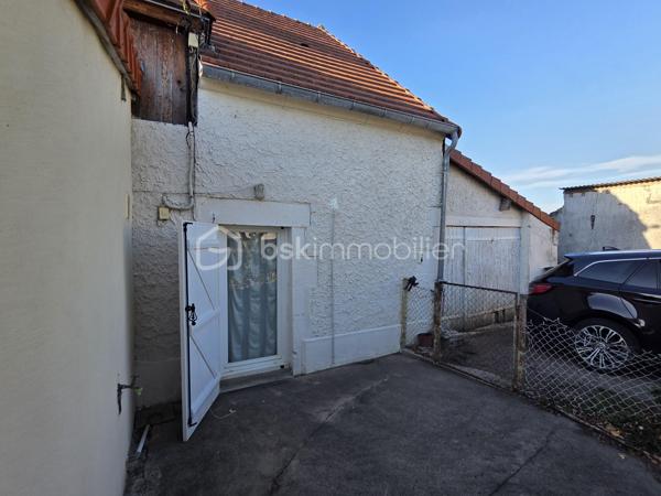 Jolie Maison de village de 88 m² à Vaux d’Amognes

Amoureux des jolis coins de campagne, sur la commune de Vaux d’Amognes, nous vous présentons cette magnifique maison de village de 88 m² habitables, implantée sur un terrain de 1 360 m². Elle propose 4 pièces dont 2 chambres, réparties comme suit : une entrée avec cuisine, un salon, un séjour, deux chambres, un bureau et une salle d’eau, complétés par un garage.
L’entrée dessert une cuisine aménagée, ouverte sur un salon de 28 m². Le salon dessert un séjour de 14 m², un bureau, ainsi qu’une salle d’eau avec wc, le séjour dessert une chambre de 15m², le bureau mène à une seconde chambre de 9m².

Elle dispose d’huisseries en PVC double vitrage avec volets roulants motorisés ou volets standards en PVC, ainsi que d’un double mode de chauffage, pompe à chaleur air-air et un poêle à bois, ainsi qu'un ballon production d’eau chaude. Cette maison bénéficie d’un bon diagnostic de performance énergétique en classe C (donc économique) et d’une émission de gaz à effet de serre en classe A (donc écologique). Les sols sont en linoléum, en tomette, en carrelage (salle d'eau) et en parquet et moquette(chambres). Sa toiture est en tuiles plates en terre cuite. 
Côté assainissement, la maison est équipée d’une fosse septique.

Côté extérieur, profitez d’un garage de 15 m², d’une dépendance, d’une petite terrasse, ainsi que d’un terrain de 1 360 m², en pleine campagne.

Les plus de cette maison : sa situation en pleine campagne,, son terrain de 1 360 m², son salon de 28 m², son garage de 15 m², sa dépendance, ainsi que son double mode de chauffage, pompe à chaleur air-air et poêle à bois.

Des photos supplémentaires sont disponibles sur BSK IMMOBILIER, rubrique Nos conseillers, Olivier FRESLON.
Pour tout renseignement complémentaire ou pour une visite, contactez moi au 07 62 78 13 13 .

Une maison de village au calme de la campagne, avec terrain, à découvrir sans tarder : ne passez pas à côté de cette opportunité à Vaux d’Amognes !