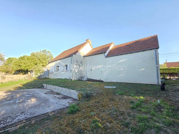 Jolie Maison de village de 88 m² à Vaux d’Amognes

Amoureux des jolis coins de campagne, sur la commune de Vaux d’Amognes, nous vous présentons cette magnifique maison de village de 88 m² habitables, implantée sur un terrain de 1 360 m². Elle propose 4 pièces dont 2 chambres, réparties comme suit : une entrée avec cuisine, un salon, un séjour, deux chambres, un bureau et une salle d’eau, complétés par un garage.
L’entrée dessert une cuisine aménagée, ouverte sur un salon de 28 m². Le salon dessert un séjour de 14 m², un bureau, ainsi qu’une salle d’eau avec wc, le séjour dessert une chambre de 15m², le bureau mène à une seconde chambre de 9m².

Elle dispose d’huisseries en PVC double vitrage avec volets roulants motorisés ou volets standards en PVC, ainsi que d’un double mode de chauffage, pompe à chaleur air-air et un poêle à bois, ainsi qu'un ballon production d’eau chaude. Cette maison bénéficie d’un bon diagnostic de performance énergétique en classe C (donc économique) et d’une émission de gaz à effet de serre en classe A (donc écologique). Les sols sont en linoléum, en tomette, en carrelage (salle d'eau) et en parquet et moquette(chambres). Sa toiture est en tuiles plates en terre cuite. 
Côté assainissement, la maison est équipée d’une fosse septique.

Côté extérieur, profitez d’un garage de 15 m², d’une dépendance, d’une petite terrasse, ainsi que d’un terrain de 1 360 m², en pleine campagne.

Les plus de cette maison : sa situation en pleine campagne,, son terrain de 1 360 m², son salon de 28 m², son garage de 15 m², sa dépendance, ainsi que son double mode de chauffage, pompe à chaleur air-air et poêle à bois.

Des photos supplémentaires sont disponibles sur BSK IMMOBILIER, rubrique Nos conseillers, Olivier FRESLON.
Pour tout renseignement complémentaire ou pour une visite, contactez moi au 07 62 78 13 13 .

Une maison de village au calme de la campagne, avec terrain, à découvrir sans tarder : ne passez pas à côté de cette opportunité à Vaux d’Amognes !