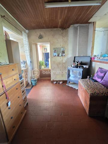 Jolie Maison de village de 88 m² à Vaux d’Amognes

Amoureux des jolis coins de campagne, sur la commune de Vaux d’Amognes, nous vous présentons cette magnifique maison de village de 88 m² habitables, implantée sur un terrain de 1 360 m². Elle propose 4 pièces dont 2 chambres, réparties comme suit : une entrée avec cuisine, un salon, un séjour, deux chambres, un bureau et une salle d’eau, complétés par un garage.
L’entrée dessert une cuisine aménagée, ouverte sur un salon de 28 m². Le salon dessert un séjour de 14 m², un bureau, ainsi qu’une salle d’eau avec wc, le séjour dessert une chambre de 15m², le bureau mène à une seconde chambre de 9m².

Elle dispose d’huisseries en PVC double vitrage avec volets roulants motorisés ou volets standards en PVC, ainsi que d’un double mode de chauffage, pompe à chaleur air-air et un poêle à bois, ainsi qu'un ballon production d’eau chaude. Cette maison bénéficie d’un bon diagnostic de performance énergétique en classe C (donc économique) et d’une émission de gaz à effet de serre en classe A (donc écologique). Les sols sont en linoléum, en tomette, en carrelage (salle d'eau) et en parquet et moquette(chambres). Sa toiture est en tuiles plates en terre cuite. 
Côté assainissement, la maison est équipée d’une fosse septique.

Côté extérieur, profitez d’un garage de 15 m², d’une dépendance, d’une petite terrasse, ainsi que d’un terrain de 1 360 m², en pleine campagne.

Les plus de cette maison : sa situation en pleine campagne,, son terrain de 1 360 m², son salon de 28 m², son garage de 15 m², sa dépendance, ainsi que son double mode de chauffage, pompe à chaleur air-air et poêle à bois.

Des photos supplémentaires sont disponibles sur BSK IMMOBILIER, rubrique Nos conseillers, Olivier FRESLON.
Pour tout renseignement complémentaire ou pour une visite, contactez moi au 07 62 78 13 13 .

Une maison de village au calme de la campagne, avec terrain, à découvrir sans tarder : ne passez pas à côté de cette opportunité à Vaux d’Amognes !