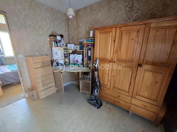 Jolie Maison de village de 88 m² à Vaux d’Amognes

Amoureux des jolis coins de campagne, sur la commune de Vaux d’Amognes, nous vous présentons cette magnifique maison de village de 88 m² habitables, implantée sur un terrain de 1 360 m². Elle propose 4 pièces dont 2 chambres, réparties comme suit : une entrée avec cuisine, un salon, un séjour, deux chambres, un bureau et une salle d’eau, complétés par un garage.
L’entrée dessert une cuisine aménagée, ouverte sur un salon de 28 m². Le salon dessert un séjour de 14 m², un bureau, ainsi qu’une salle d’eau avec wc, le séjour dessert une chambre de 15m², le bureau mène à une seconde chambre de 9m².

Elle dispose d’huisseries en PVC double vitrage avec volets roulants motorisés ou volets standards en PVC, ainsi que d’un double mode de chauffage, pompe à chaleur air-air et un poêle à bois, ainsi qu'un ballon production d’eau chaude. Cette maison bénéficie d’un bon diagnostic de performance énergétique en classe C (donc économique) et d’une émission de gaz à effet de serre en classe A (donc écologique). Les sols sont en linoléum, en tomette, en carrelage (salle d'eau) et en parquet et moquette(chambres). Sa toiture est en tuiles plates en terre cuite. 
Côté assainissement, la maison est équipée d’une fosse septique.

Côté extérieur, profitez d’un garage de 15 m², d’une dépendance, d’une petite terrasse, ainsi que d’un terrain de 1 360 m², en pleine campagne.

Les plus de cette maison : sa situation en pleine campagne,, son terrain de 1 360 m², son salon de 28 m², son garage de 15 m², sa dépendance, ainsi que son double mode de chauffage, pompe à chaleur air-air et poêle à bois.

Des photos supplémentaires sont disponibles sur BSK IMMOBILIER, rubrique Nos conseillers, Olivier FRESLON.
Pour tout renseignement complémentaire ou pour une visite, contactez moi au 07 62 78 13 13 .

Une maison de village au calme de la campagne, avec terrain, à découvrir sans tarder : ne passez pas à côté de cette opportunité à Vaux d’Amognes !