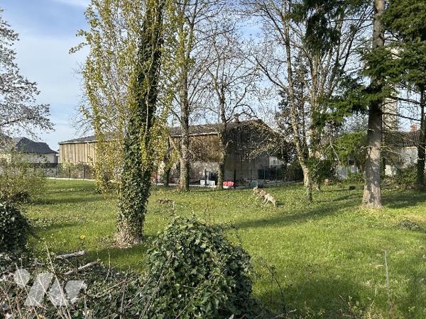 Terrain constructible d'une superficie de 1 175 m² en "L"