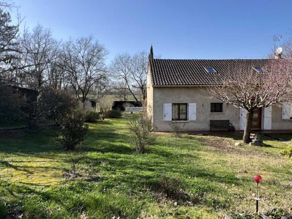 Maison ancienne - Thenon Idéalement placée entre Périgueux et Brive, propriété composée d'une maison de 160 m², d'un gite de 70 m², d'une piscine et de nombreuses dépendances. Le tout sur 5500 m² de terrain arboré.
