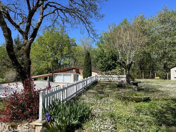 Maison ancienne - Thenon Idéalement placée entre Périgueux et Brive, propriété composée d'une maison de 160 m², d'un gite de 70 m², d'une piscine et de nombreuses dépendances. Le tout sur 5500 m² de terrain arboré.