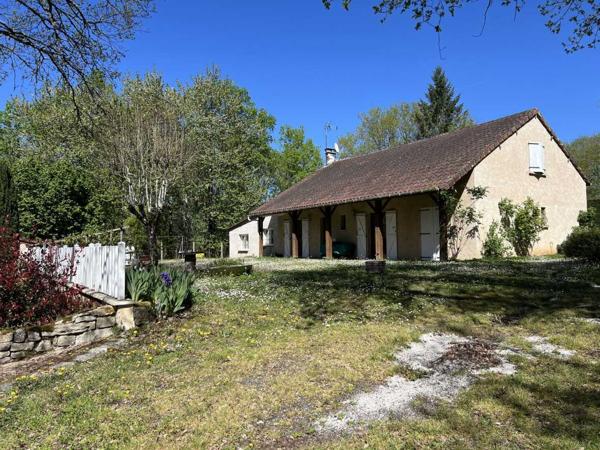 Maison ancienne - Thenon Idéalement placée entre Périgueux et Brive, propriété composée d'une maison de 160 m², d'un gite de 70 m², d'une piscine et de nombreuses dépendances. Le tout sur 5500 m² de terrain arboré.