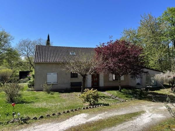 Maison ancienne - Thenon Idéalement placée entre Périgueux et Brive, propriété composée d'une maison de 160 m², d'un gite de 70 m², d'une piscine et de nombreuses dépendances. Le tout sur 5500 m² de terrain arboré.