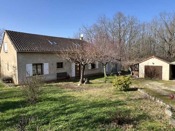 Maison ancienne - Thenon Idéalement placée entre Périgueux et Brive, propriété composée d'une maison de 160 m², d'un gite de 70 m², d'une piscine et de nombreuses dépendances. Le tout sur 5500 m² de terrain arboré.