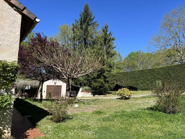 Maison ancienne - Thenon Idéalement placée entre Périgueux et Brive, propriété composée d'une maison de 160 m², d'un gite de 70 m², d'une piscine et de nombreuses dépendances. Le tout sur 5500 m² de terrain arboré.