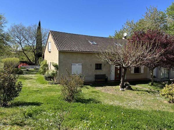 Maison ancienne - Thenon Idéalement placée entre Périgueux et Brive, propriété composée d'une maison de 160 m², d'un gite de 70 m², d'une piscine et de nombreuses dépendances. Le tout sur 5500 m² de terrain arboré.