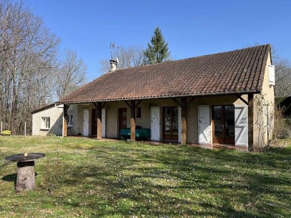 Maison ancienne - Thenon Idéalement placée entre Périgueux et Brive, propriété composée d'une maison de 160 m², d'un gite de 70 m², d'une piscine et de nombreuses dépendances. Le tout sur 5500 m² de terrain arboré.