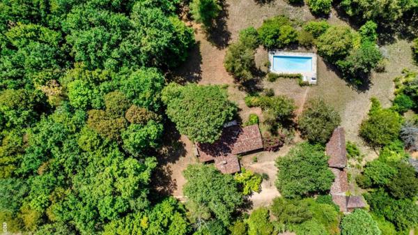 Maison ancienne - Sarlat-la-caneda Proche SARLAT- Ensemble en pierre avec maison principale , gîte, dépendances, et piscine sur 1H8 de terrain