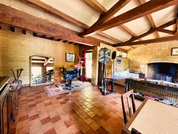 Maison ancienne - Sarlat-la-caneda Proche SARLAT- Ensemble en pierre avec maison principale , gîte, dépendances, et piscine sur 1H8 de terrain