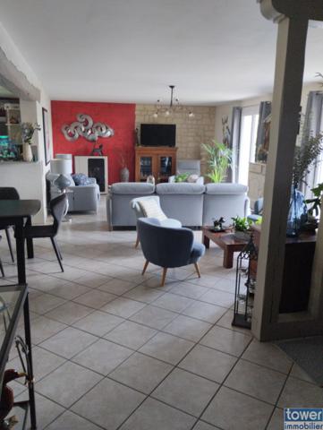 Propriete
                                                                                                                                                                                                                                                                                                                        7 pièce(s)                                                                                                                                                                                                          5 chambre(s)                                                                                                                                                                                                          215  m²