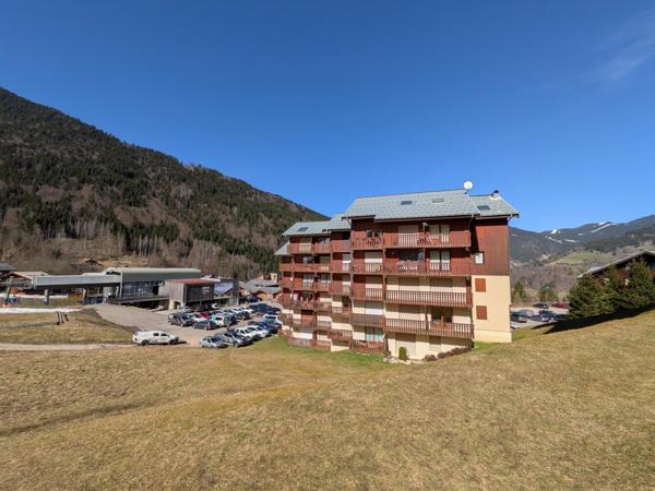 Studio cabine de 23m2 avec balcon exposé sud et casier à ski offrant une vue dégagée sur les alpages et montagnes environnantes.