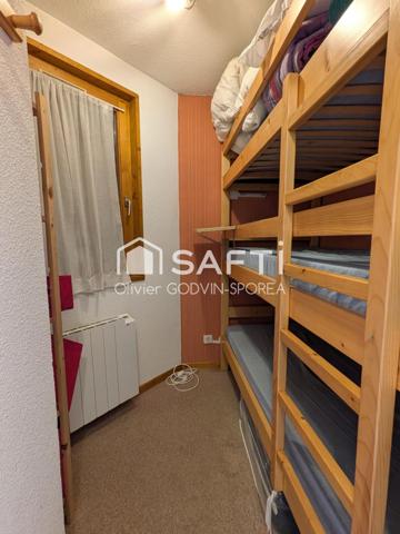 Studio cabine de 23m2 avec balcon exposé sud et casier à ski offrant une vue dégagée sur les alpages et montagnes environnantes.