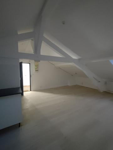 STUDIO SOUS COMBLE - non meublé - Centre ville Montreuil