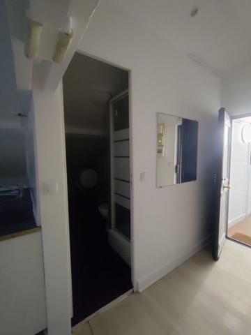 STUDIO SOUS COMBLE - non meublé - Centre ville Montreuil