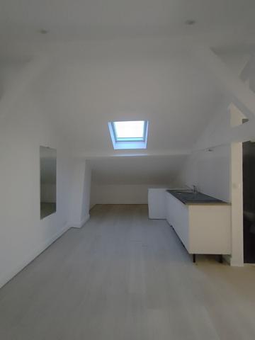 STUDIO SOUS COMBLE - non meublé - Centre ville Montreuil