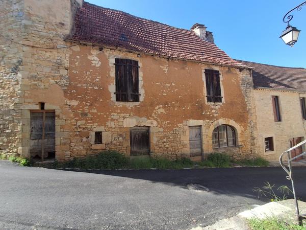 Maison de bourg sur 3 niveaux et dépendance en pierre à rénover
