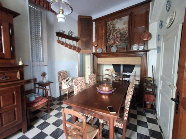 Maison de bourg sur 3 niveaux et dépendance en pierre à rénover