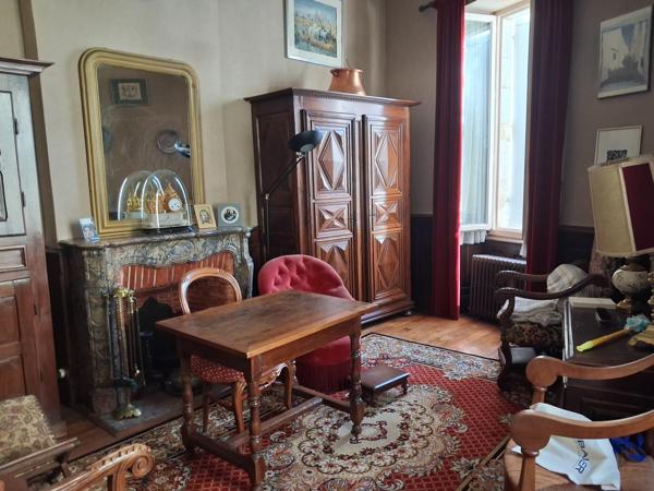 Maison de bourg sur 3 niveaux et dépendance en pierre à rénover