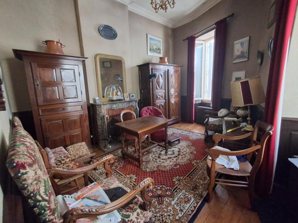 Maison de bourg sur 3 niveaux et dépendance en pierre à rénover