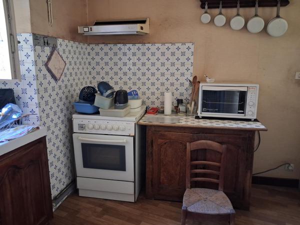 Maison de bourg sur 3 niveaux et dépendance en pierre à rénover