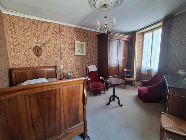 Maison de bourg sur 3 niveaux et dépendance en pierre à rénover