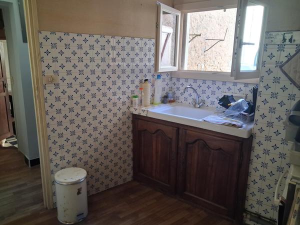Maison de bourg sur 3 niveaux et dépendance en pierre à rénover