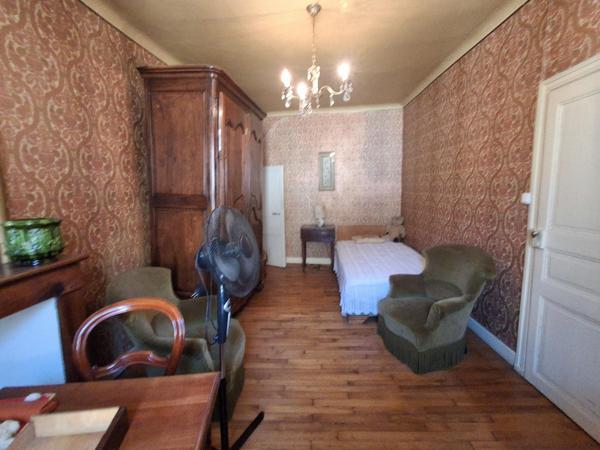 Maison de bourg sur 3 niveaux et dépendance en pierre à rénover