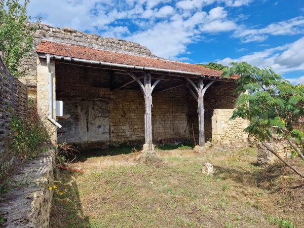 Un projet dans un charmant village avec bar, bâtiment à restaurer avec jardin