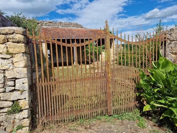 Un projet dans un charmant village avec bar, bâtiment à restaurer avec jardin