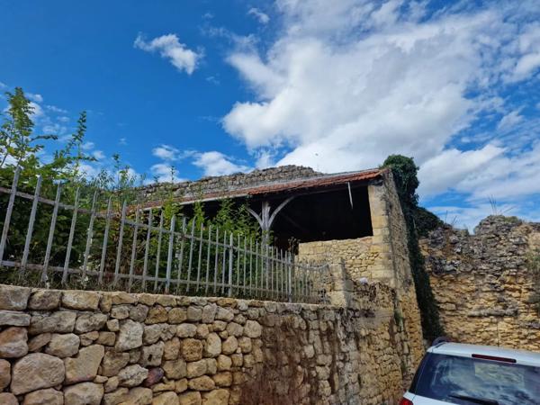 Un projet dans un charmant village avec bar, bâtiment à restaurer avec jardin