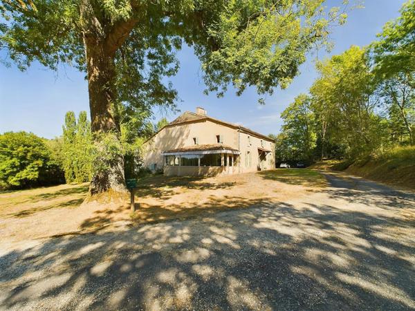 Grande maison familiale dans un endroit paisible