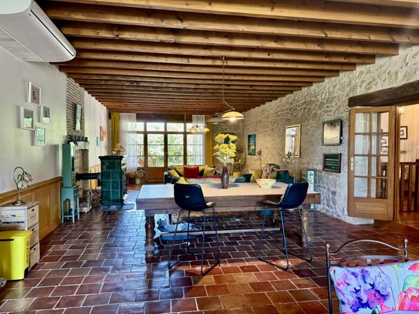 Grande maison familiale dans un endroit paisible
