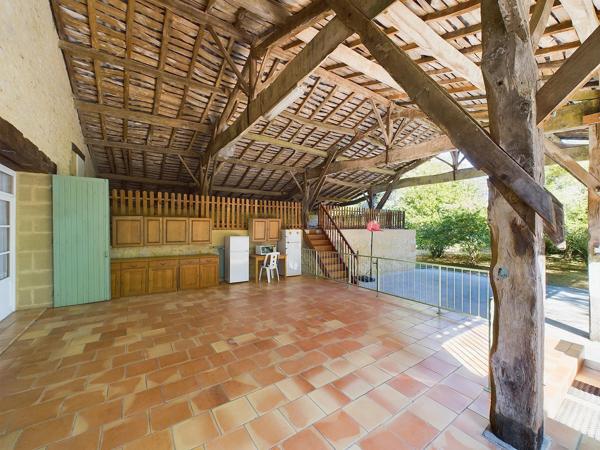 Grande maison familiale dans un endroit paisible