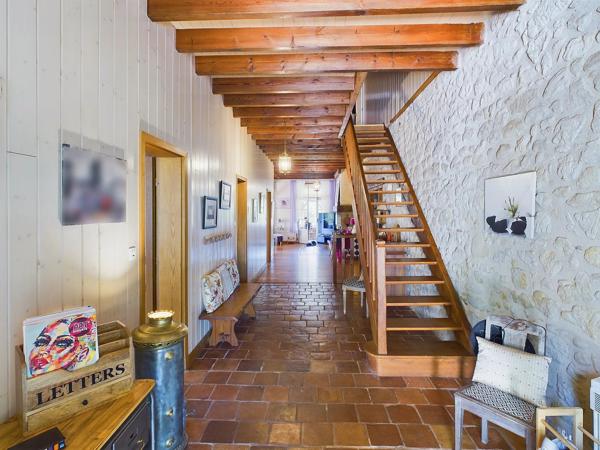 Grande maison familiale dans un endroit paisible