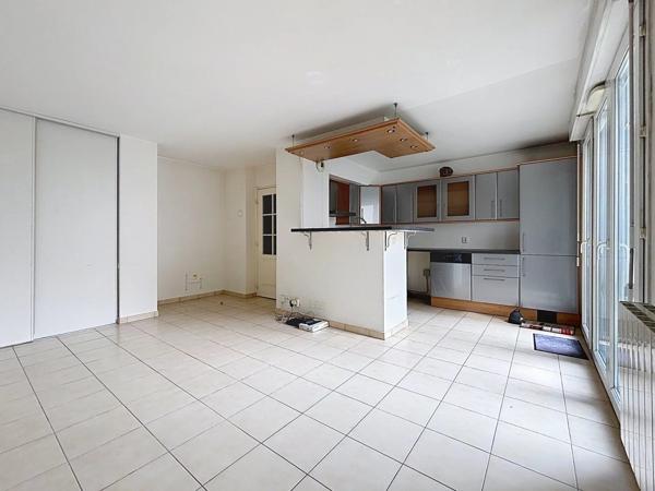 Vente                                                      Appartement
                        
                     3 pièces                      65 m2                     à Combs-la-Ville