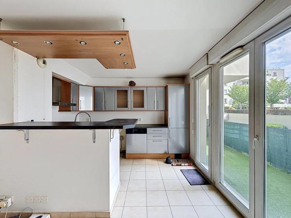 Vente                                                      Appartement
                        
                     3 pièces                      65 m2                     à Combs-la-Ville