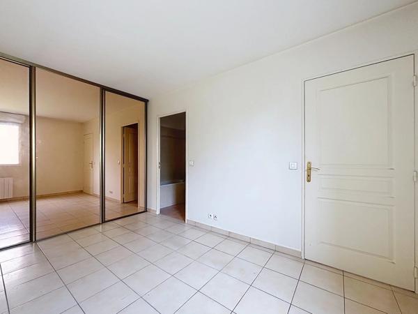 Vente                                                      Appartement
                        
                     3 pièces                      65 m2                     à Combs-la-Ville