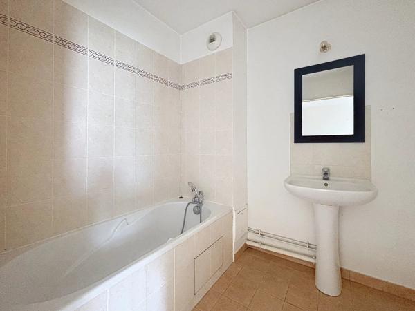 Vente                                                      Appartement
                        
                     3 pièces                      65 m2                     à Combs-la-Ville