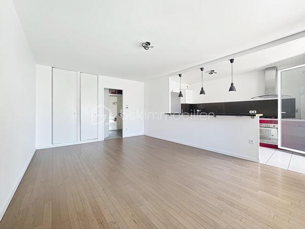 Situé dans une résidence recherchée, au cœur du quartier calme et prisé de la Croix Bonnet, découvrez cet appartement 4 pièces de 72 m², vendu loué, idéal pour un investissement sécurisé.
Au 1er étage, ce bien lumineux et parfaitement agencé se compose d’une belle pièce de vie conviviale, offrant un espace confortable pour le séjour et la salle à manger, avec accès à un agréable balcon de 5 m².
L’espace nuit comprend 3 chambres, permettant d’accueillir une famille ou d’optimiser la rentabilité locative, ainsi qu’une salle de bain et des espaces fonctionnels bien pensés.

💰 Investissement clé en main :

Appartement actuellement loué
Loyer mensuel : 1 100 € charges comprises
Locataire en place

🌿 Les atouts :
✔ Résidence récente et bien entretenue
✔ Quartier calme et recherché
✔ Appartement lumineux
✔ Balcon agréable
✔ Agencement optimisé
À proximité immédiate des commerces, écoles et transports, ce bien représente une opportunité idéale pour un investisseur à la recherche d’un placement rentable et pérenne.

À visiter sans tarder !
SARA RODIGUES 
06 33 82 07 35 / S.RODRIGUES@BSKIMMOBILIER.COM