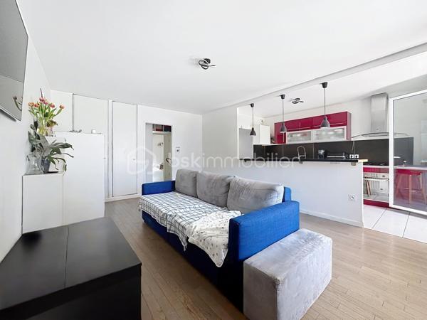 Situé dans une résidence recherchée, au cœur du quartier calme et prisé de la Croix Bonnet, découvrez cet appartement 4 pièces de 72 m², vendu loué, idéal pour un investissement sécurisé.
Au 1er étage, ce bien lumineux et parfaitement agencé se compose d’une belle pièce de vie conviviale, offrant un espace confortable pour le séjour et la salle à manger, avec accès à un agréable balcon de 5 m².
L’espace nuit comprend 3 chambres, permettant d’accueillir une famille ou d’optimiser la rentabilité locative, ainsi qu’une salle de bain et des espaces fonctionnels bien pensés.

💰 Investissement clé en main :

Appartement actuellement loué
Loyer mensuel : 1 100 € charges comprises
Locataire en place

🌿 Les atouts :
✔ Résidence récente et bien entretenue
✔ Quartier calme et recherché
✔ Appartement lumineux
✔ Balcon agréable
✔ Agencement optimisé
À proximité immédiate des commerces, écoles et transports, ce bien représente une opportunité idéale pour un investisseur à la recherche d’un placement rentable et pérenne.

À visiter sans tarder !
SARA RODIGUES 
06 33 82 07 35 / S.RODRIGUES@BSKIMMOBILIER.COM