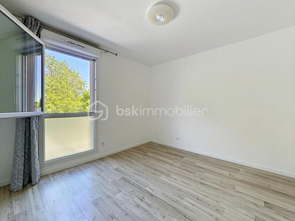 Situé dans une résidence recherchée, au cœur du quartier calme et prisé de la Croix Bonnet, découvrez cet appartement 4 pièces de 72 m², vendu loué, idéal pour un investissement sécurisé.
Au 1er étage, ce bien lumineux et parfaitement agencé se compose d’une belle pièce de vie conviviale, offrant un espace confortable pour le séjour et la salle à manger, avec accès à un agréable balcon de 5 m².
L’espace nuit comprend 3 chambres, permettant d’accueillir une famille ou d’optimiser la rentabilité locative, ainsi qu’une salle de bain et des espaces fonctionnels bien pensés.

💰 Investissement clé en main :

Appartement actuellement loué
Loyer mensuel : 1 100 € charges comprises
Locataire en place

🌿 Les atouts :
✔ Résidence récente et bien entretenue
✔ Quartier calme et recherché
✔ Appartement lumineux
✔ Balcon agréable
✔ Agencement optimisé
À proximité immédiate des commerces, écoles et transports, ce bien représente une opportunité idéale pour un investisseur à la recherche d’un placement rentable et pérenne.

À visiter sans tarder !
SARA RODIGUES 
06 33 82 07 35 / S.RODRIGUES@BSKIMMOBILIER.COM