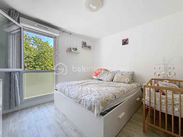 Situé dans une résidence recherchée, au cœur du quartier calme et prisé de la Croix Bonnet, découvrez cet appartement 4 pièces de 72 m², vendu loué, idéal pour un investissement sécurisé.
Au 1er étage, ce bien lumineux et parfaitement agencé se compose d’une belle pièce de vie conviviale, offrant un espace confortable pour le séjour et la salle à manger, avec accès à un agréable balcon de 5 m².
L’espace nuit comprend 3 chambres, permettant d’accueillir une famille ou d’optimiser la rentabilité locative, ainsi qu’une salle de bain et des espaces fonctionnels bien pensés.

💰 Investissement clé en main :

Appartement actuellement loué
Loyer mensuel : 1 100 € charges comprises
Locataire en place

🌿 Les atouts :
✔ Résidence récente et bien entretenue
✔ Quartier calme et recherché
✔ Appartement lumineux
✔ Balcon agréable
✔ Agencement optimisé
À proximité immédiate des commerces, écoles et transports, ce bien représente une opportunité idéale pour un investisseur à la recherche d’un placement rentable et pérenne.

À visiter sans tarder !
SARA RODIGUES 
06 33 82 07 35 / S.RODRIGUES@BSKIMMOBILIER.COM
