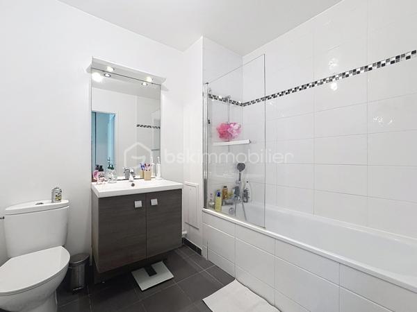 Situé dans une résidence recherchée, au cœur du quartier calme et prisé de la Croix Bonnet, découvrez cet appartement 4 pièces de 72 m², vendu loué, idéal pour un investissement sécurisé.
Au 1er étage, ce bien lumineux et parfaitement agencé se compose d’une belle pièce de vie conviviale, offrant un espace confortable pour le séjour et la salle à manger, avec accès à un agréable balcon de 5 m².
L’espace nuit comprend 3 chambres, permettant d’accueillir une famille ou d’optimiser la rentabilité locative, ainsi qu’une salle de bain et des espaces fonctionnels bien pensés.

💰 Investissement clé en main :

Appartement actuellement loué
Loyer mensuel : 1 100 € charges comprises
Locataire en place

🌿 Les atouts :
✔ Résidence récente et bien entretenue
✔ Quartier calme et recherché
✔ Appartement lumineux
✔ Balcon agréable
✔ Agencement optimisé
À proximité immédiate des commerces, écoles et transports, ce bien représente une opportunité idéale pour un investisseur à la recherche d’un placement rentable et pérenne.

À visiter sans tarder !
SARA RODIGUES 
06 33 82 07 35 / S.RODRIGUES@BSKIMMOBILIER.COM