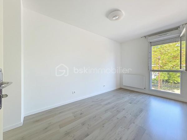Situé dans une résidence recherchée, au cœur du quartier calme et prisé de la Croix Bonnet, découvrez cet appartement 4 pièces de 72 m², vendu loué, idéal pour un investissement sécurisé.
Au 1er étage, ce bien lumineux et parfaitement agencé se compose d’une belle pièce de vie conviviale, offrant un espace confortable pour le séjour et la salle à manger, avec accès à un agréable balcon de 5 m².
L’espace nuit comprend 3 chambres, permettant d’accueillir une famille ou d’optimiser la rentabilité locative, ainsi qu’une salle de bain et des espaces fonctionnels bien pensés.

💰 Investissement clé en main :

Appartement actuellement loué
Loyer mensuel : 1 100 € charges comprises
Locataire en place

🌿 Les atouts :
✔ Résidence récente et bien entretenue
✔ Quartier calme et recherché
✔ Appartement lumineux
✔ Balcon agréable
✔ Agencement optimisé
À proximité immédiate des commerces, écoles et transports, ce bien représente une opportunité idéale pour un investisseur à la recherche d’un placement rentable et pérenne.

À visiter sans tarder !
SARA RODIGUES 
06 33 82 07 35 / S.RODRIGUES@BSKIMMOBILIER.COM