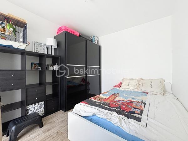Situé dans une résidence recherchée, au cœur du quartier calme et prisé de la Croix Bonnet, découvrez cet appartement 4 pièces de 72 m², vendu loué, idéal pour un investissement sécurisé.
Au 1er étage, ce bien lumineux et parfaitement agencé se compose d’une belle pièce de vie conviviale, offrant un espace confortable pour le séjour et la salle à manger, avec accès à un agréable balcon de 5 m².
L’espace nuit comprend 3 chambres, permettant d’accueillir une famille ou d’optimiser la rentabilité locative, ainsi qu’une salle de bain et des espaces fonctionnels bien pensés.

💰 Investissement clé en main :

Appartement actuellement loué
Loyer mensuel : 1 100 € charges comprises
Locataire en place

🌿 Les atouts :
✔ Résidence récente et bien entretenue
✔ Quartier calme et recherché
✔ Appartement lumineux
✔ Balcon agréable
✔ Agencement optimisé
À proximité immédiate des commerces, écoles et transports, ce bien représente une opportunité idéale pour un investisseur à la recherche d’un placement rentable et pérenne.

À visiter sans tarder !
SARA RODIGUES 
06 33 82 07 35 / S.RODRIGUES@BSKIMMOBILIER.COM